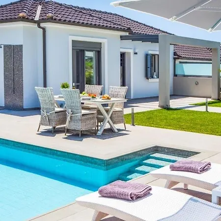 Sleeps 3 Pool Air Con Wifi Вилла