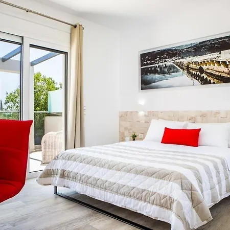 Sleeps 3 Pool Air Con Wifi